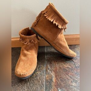 Women’s Minnetonka Moccasins back zip hard sole fringe bootie mocassin. Size 8